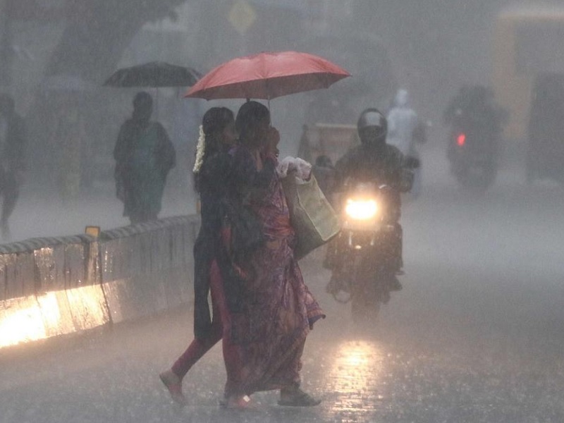 Day-long rain riprap in Bhosari, knee-deep water on roads; Trains stopped in places | भोसरीत दिवसभर पावसाची रिपरिप, रस्त्यांवर गुडघाभर पाणी; जागोजागी गाड्या बंद