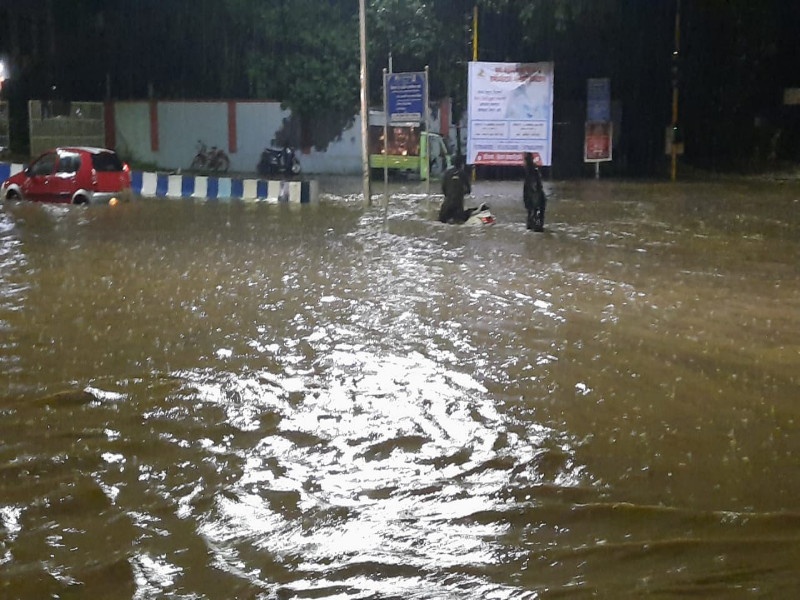 Pune-Solapur highway closed for traffic; Flood-like conditions in Pune due to torrential rains | मोठी बातमी : पुणे -सोलापूर हायवे वाहतुकीसाठी बंद; पुण्यात मुसळधार पावसामुळे पूरसदृश परिस्थिती  
