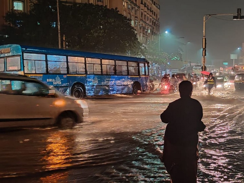 heavy rain lash pune road transport disrupted | पुण्यात पुन्हा जोरदार पाऊस; अनेक रस्ते जलमय