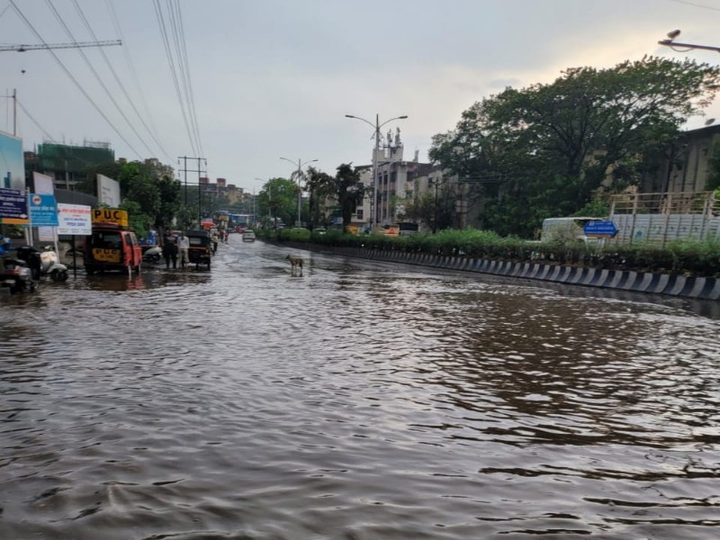 'Varun Raja's strong presence in Pune; Pune residents were blown away by the sudden downpour | पुण्यात 'वरुणराजा'ची जोरदार हजेरी; अचानक बरसलेल्या सरींनी पुणेकरांची उडाली भंबेरी    