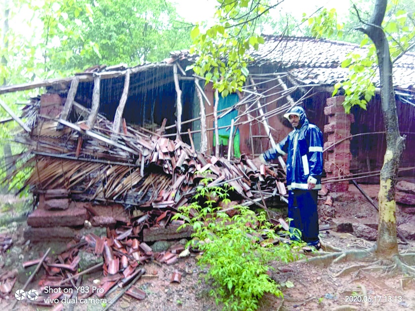 Damage to house in Walawal | वालावल येथे राहत्या घरावर माड पडून नुकसान