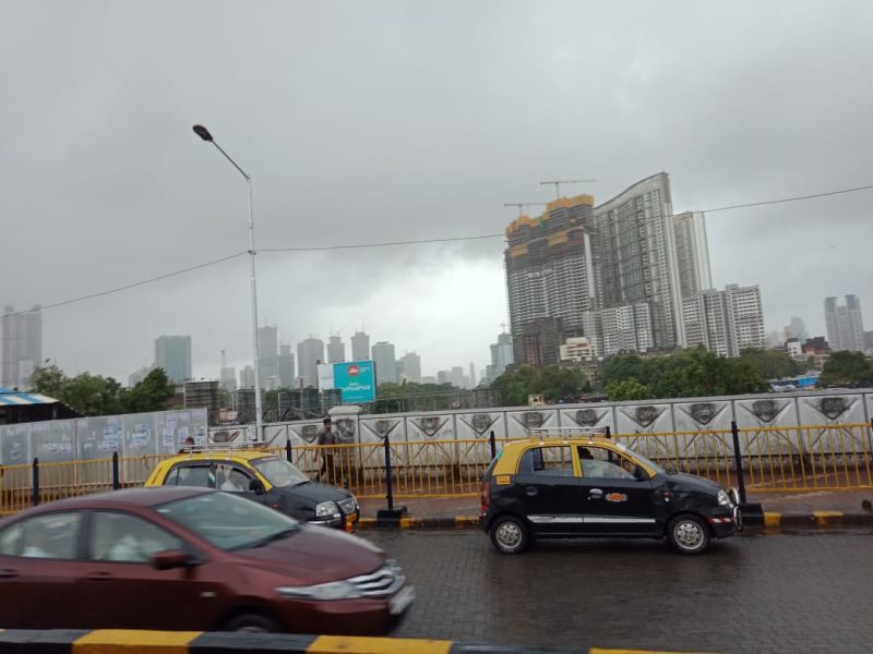 Rain Live Update : Lives in the suburbs including Mumbai, heavy rains, local trains on all three routes | Rains Live Updates- विश्रांतीनंतर पावसाचं 'कमबॅक'; रस्ते पाण्याखाली, रेल्वे वाहतूकही रखडली