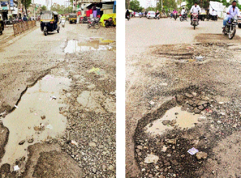 Aurangabad opens its brass with large rains; The pits fell on the ground | मोठ्या पावसाने औरंगाबाद मनपाचे पितळ उघडे; जिकडेतिकडे पडले खड्डे
