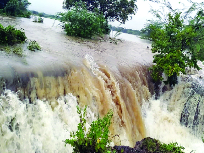 Rains accelerated in Nanded; Excessive rainfall in Jawalgaon Mandal | नांदेडमध्ये पावसाने वेग घेतला; जवळगाव मंडळात अतिवृष्टी