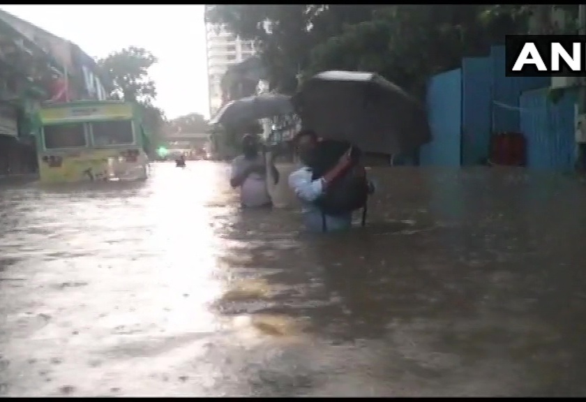 Heavy rainfall in suburbs including Mumbai; High alert in Thane, Raigad | Mumbai Rain Update : मुंबईसह उपनगरात पावसाचा जोर, सखल भागात पाणी साचले, रेल्वेही ठप्प!