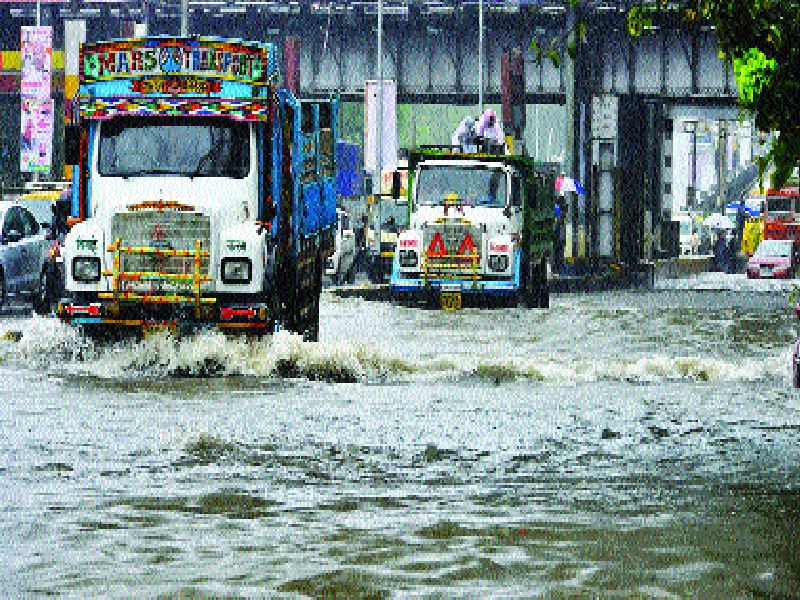  Road traffic brakes due to rain and pits | पाऊस व खड्ड्यांमुळे रस्ते वाहतुकीला ब्रेक