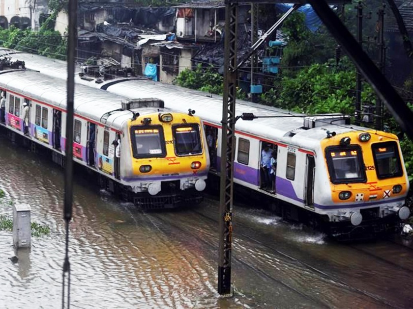  Heavy rains lash Mumbai; Due to the depletion of water in the lower areas, the road traffic also hit | मुसळधार पावसाने मंदावला मुंबईचा वेग; सखल भागात पाणी साचल्याने रस्ते वाहतुकीलाही फटका