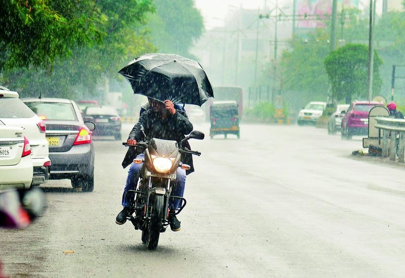Nagpur shivering , cold wave forever: Rain cools the atmosphere | नागपूर कुडकुडले, शीतलहर कायमच : पावसाने वातावरण थंडावले
