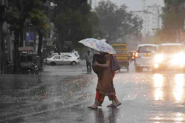 Rain in many parts of Nagpur with wind | नागपुरात वाऱ्यासह अनेक भागात पाऊस