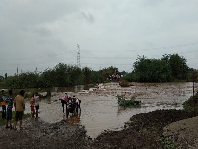 Lampi River floods in Palam taluka floods flood five villages | पालम तालुक्यात लेंडी नदीला पूर पाच गावांचा तुटला संपर्क