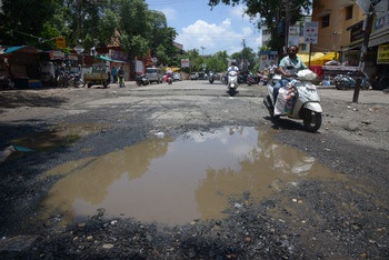 Bad condition of roads due to light rain in Nagpur | नागपुरात जराशा पावसाने रस्त्यांची दुर्दशा