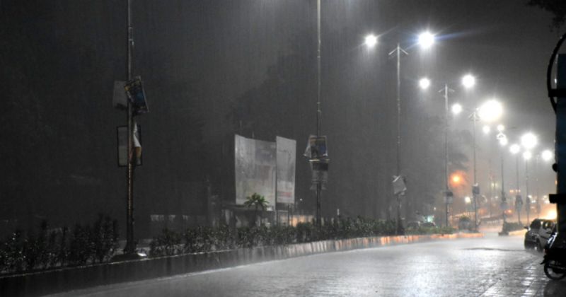 In Nagpur, no rained all day and rain all night |  नागपुरात दिवसभर उसंत, रात्री धाे-धाे बरसला