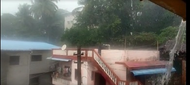 It started raining with thunder in Ratnagiri | रत्नागिरीत गडगडाटासह पावसाला सुरुवात