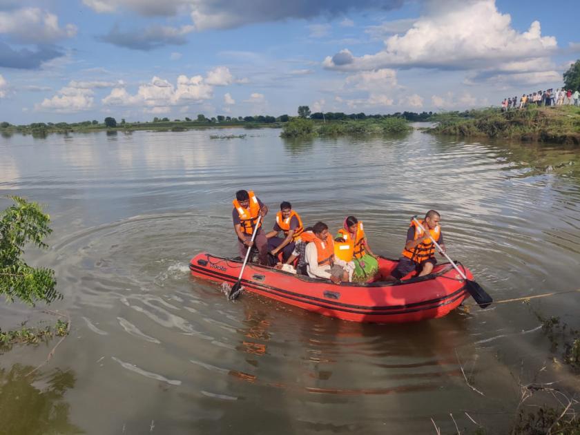 Thrilling! A rescue operation was carried out and six people trapped in the flood were evacuated | थरारक ! रेस्क्यू ऑपरेशन राबवून पुरात अडकलेल्या सहा जणांना काढले बाहेर