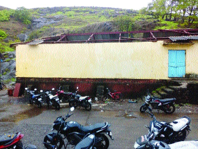 Windy rain in Shrivardhan | श्रीवर्धनमध्ये वादळी पावसाचा तडाखा