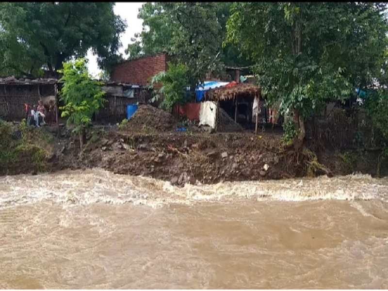 The hail of return showers in Soygaon; Panchanama squad stranded completely in flood | सोयगावात परतीच्या पावसाचा हाहाकार; पंचनामा पथक अडकले पुरात 