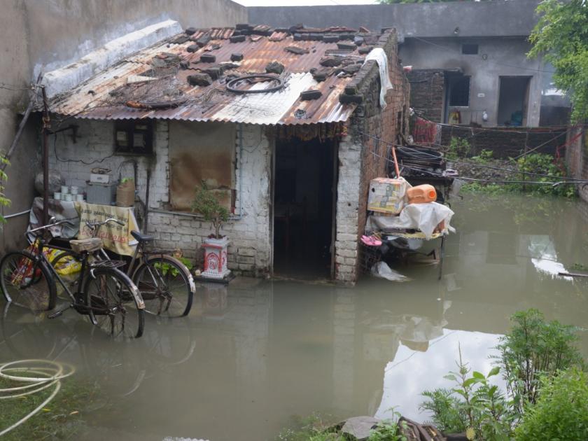 Due to torrential rains in Nagpur, the localities was flooded and the youth was swept away in the Nala | नागपुरात मुसळधार पावसामुळे वस्त्या जलमय, युवक नाल्यात वाहून गेला