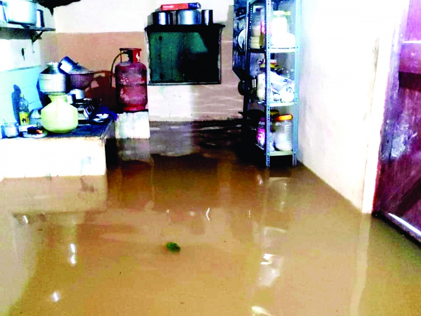 Water flooded houses in the middle of the night, Vengurla town flooded | मध्यरात्री घुसले घरांमध्ये पाणी, वेंगुर्ला शहर जलमय