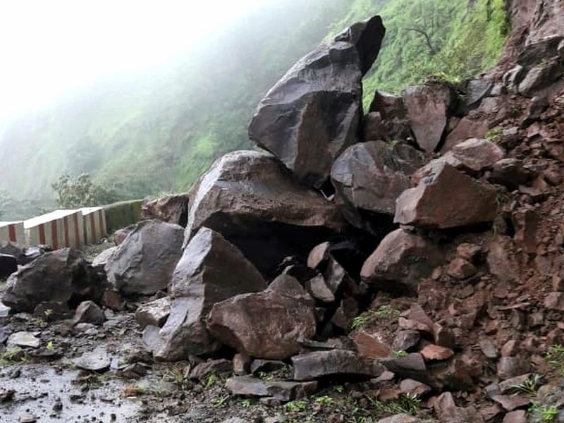 Due to continuous rain, the rift broke, Bhubabavada Ghat Marg jam | सततच्या पावसामुळे दरड कोसळली, भुईबावडा घाटमार्ग ठप्प