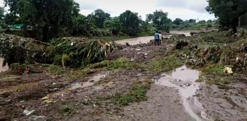 Heavy rains in eight circles in Buldana district | बुलडाणा जिल्ह्यातील आठ मंडळांमध्ये अतिवृष्टी; जवळा येथे एकाचा मृत्यू