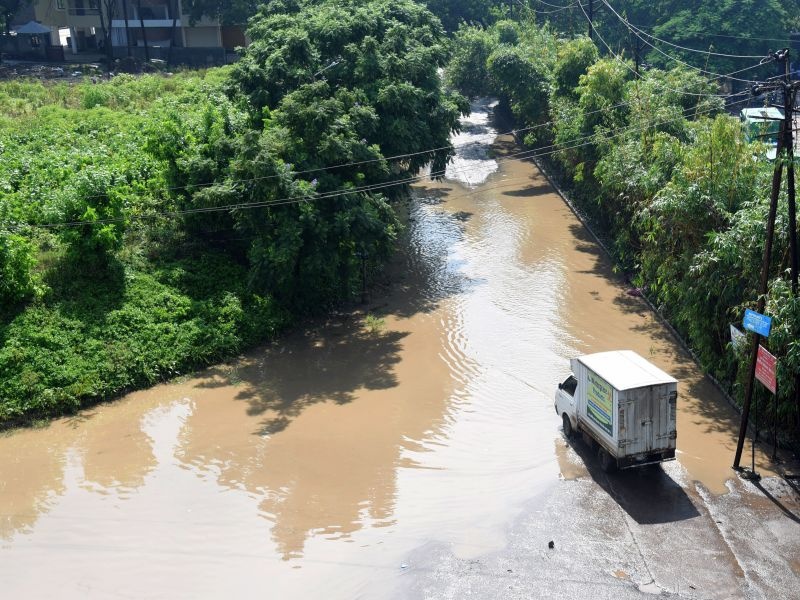 9.6 mm rain: Nashik city became waterlogged in an hour! | ९.६ मीमी पाऊस : तासाभरात नाशिक शहर झाले जलमय!