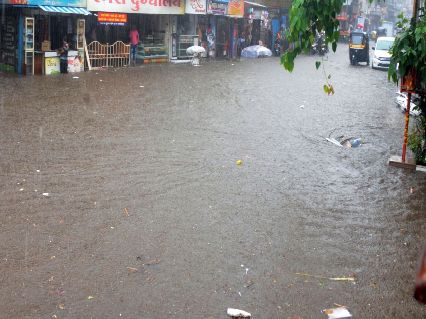 Nashik city in the first rain fall! | पहिल्याच पावसात नाशिक शहर तुंबले !
