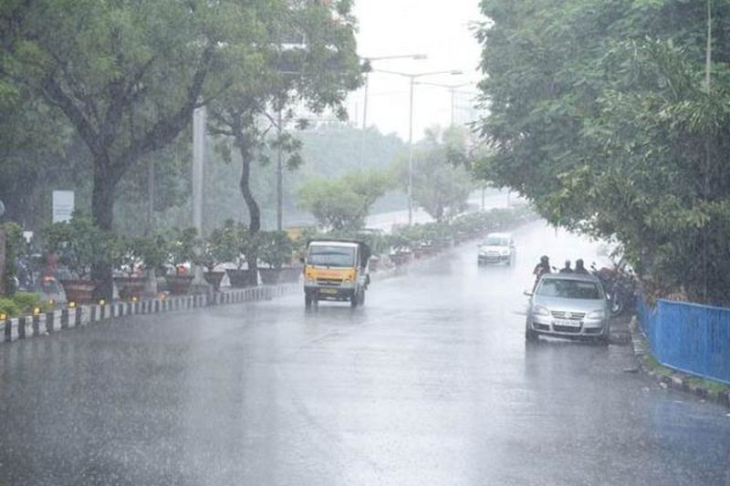 Cloudy weather in Solapur since morning; Rain showers fell in some places | सोलापुरात सकाळपासून ढगाळ वातावरण; काही ठिकाणी कोसळल्या पावसाच्या सरी