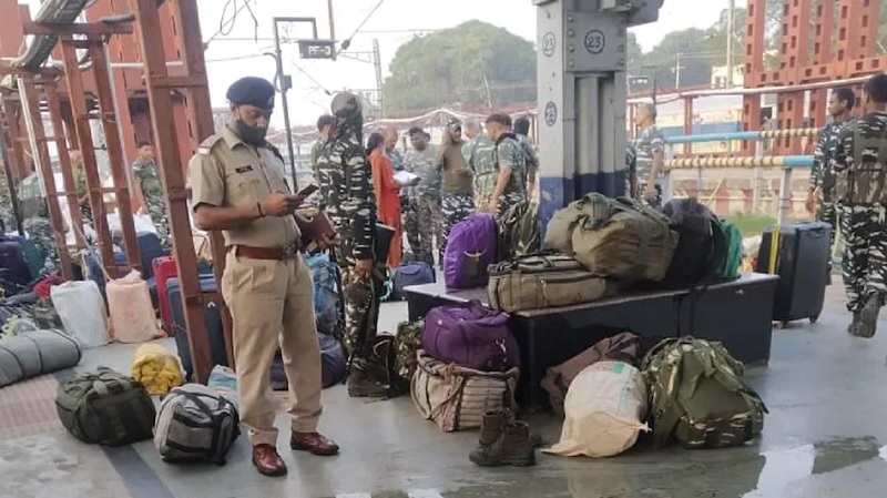 Chhattisgarh: Blast hits CRPF special train at Raipur railway station, 4 personnel injured | Chhattisgarh : रायपूर रेल्वे स्टेशनवर स्फोट; CRPF चे सहा जवान गंभीर जखमी
