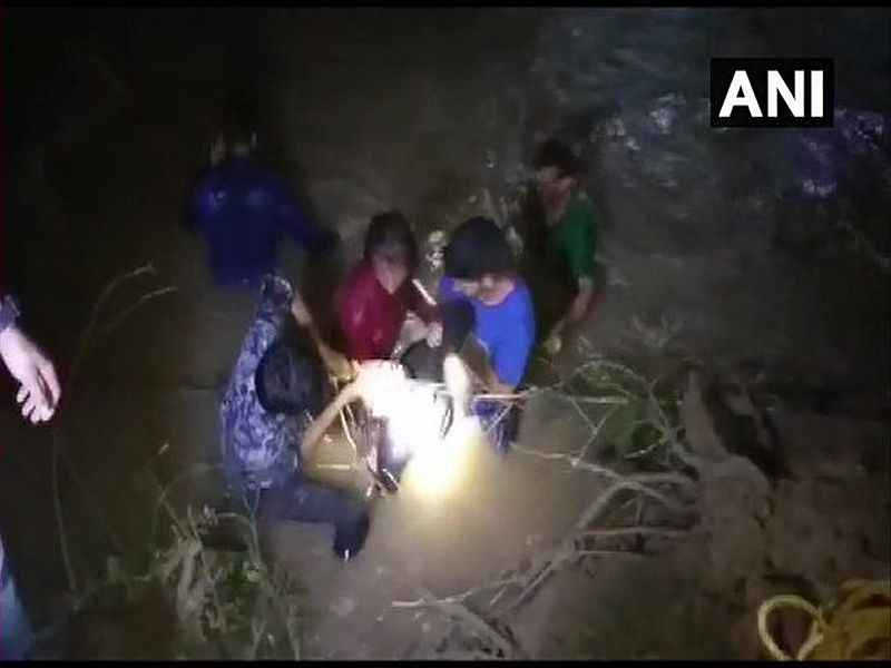 Madhya Pradesh: 6 people killed, 19 injured after a bus fell into a river in Raisen, last night; injured being treated at a local hospital | मध्य प्रदेशात बस नदीत कोसळून 6 जणांना जलसमाधी, 19 जखमी