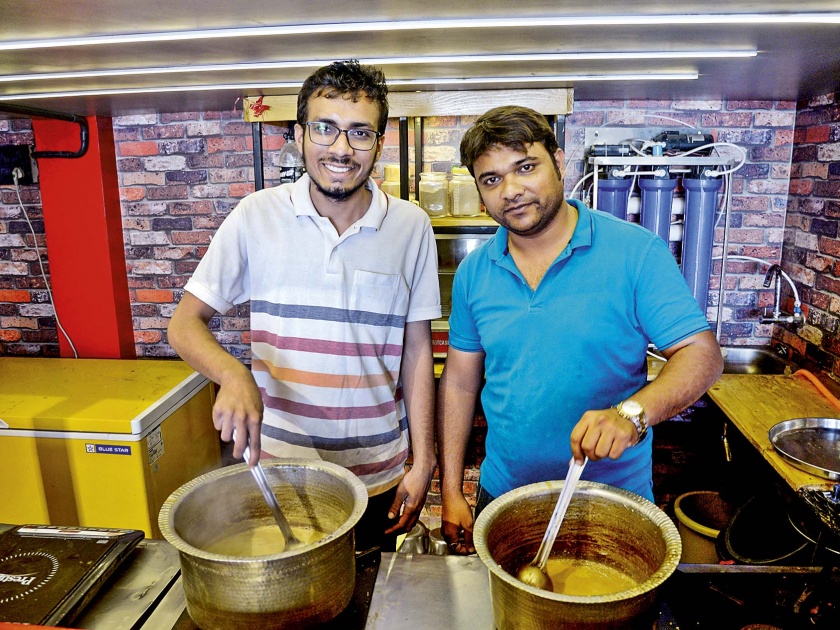 meet shubham dabare, a Nagpur boy who left engineering to peruse a dream to work for tea & cooking. | टॉपर इंजिनिअर कॉर्पोरेट जॉब सोडून चहास्टॉल टाकतो तेव्हा...
