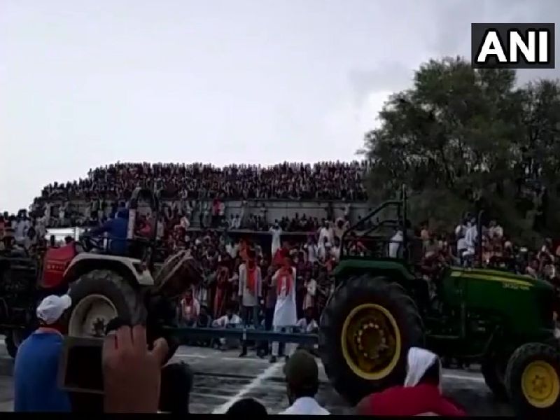 The roof of the building collapsed during the tractor competition in Rajasthan, more than 300 injured and 50 others serious | राजस्थानमध्ये ट्रॅक्टर स्पर्धेदरम्यान इमारतीचे छत कोसळले, अनेक जण जखमी