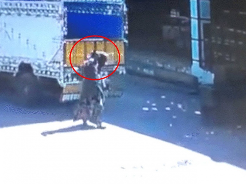 in rajasthan woman crushed by pickup which is taking reverse | रिव्हर्स जीवावर बेतला! पिकअपच्या धडकेत महिलेचा जागीच मृत्यू; भीषण अपघात CCTVमध्ये कैद