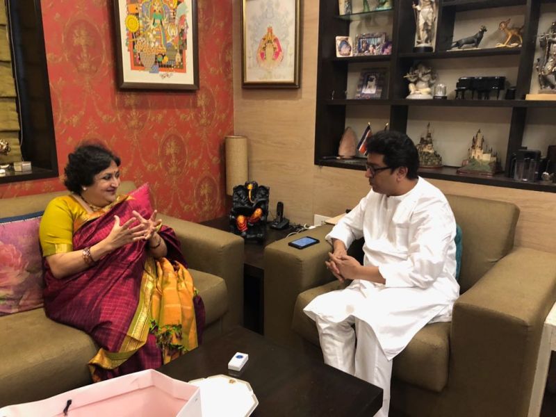 Lata Rajinikanth Meets Raj Thackeray in Mumbai | थलायवा रजनीकांत यांच्या पत्नीनं घेतली राज ठाकरेंची सदिच्छा भेट