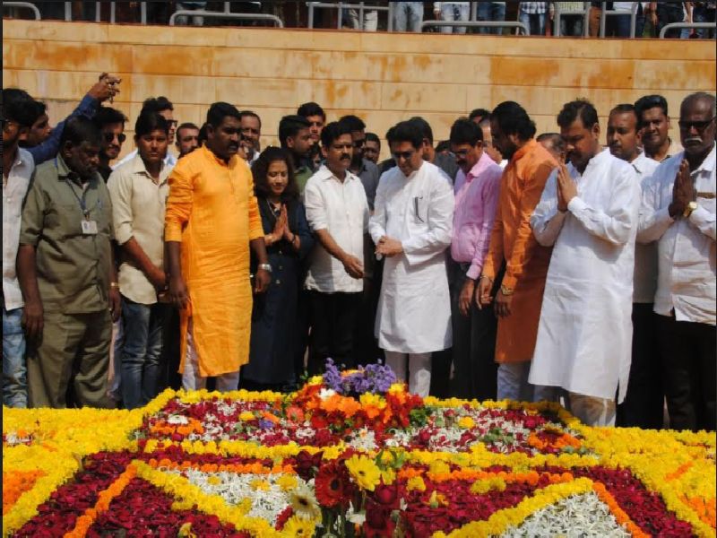 Raj Thackeray in sangli Greetings to the monument ex cm vasantdada patil | राज ठाकरेंकडून वसंतदादांच्या आठवणींना उजाळा, जन्मशताब्दी वर्षाच्या कार्यक्रमाचीही विचारणा