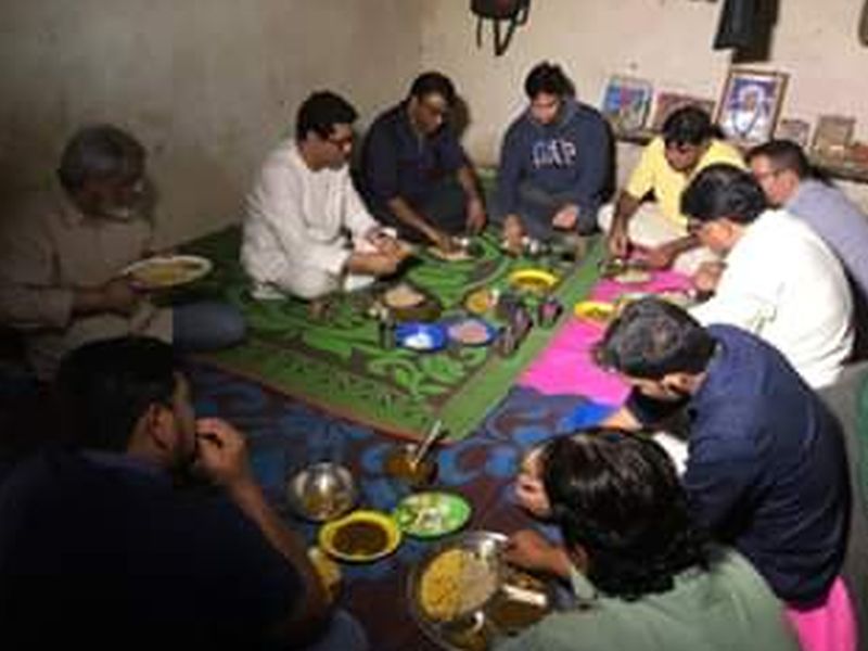 Raj Thackeray's Vidarbha tour News | विदर्भ दौऱ्यादरम्यान राज ठाकरेंनी जमिनीवर बसून केले जेवण