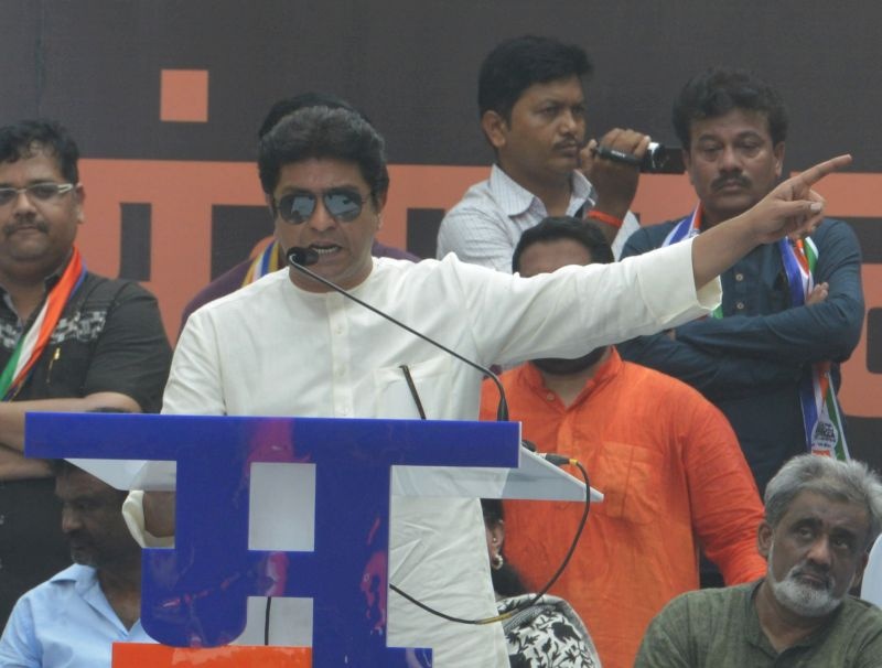 Raj Thackeray supports followers for taking action against hawkers | जिथे जिथे अन्याय दिसेल, गैरप्रकार दिसतील तिथे तिथे माझ्या महाराष्ट्र सैनिकाची लाथ बसणारच - राज ठाकरे