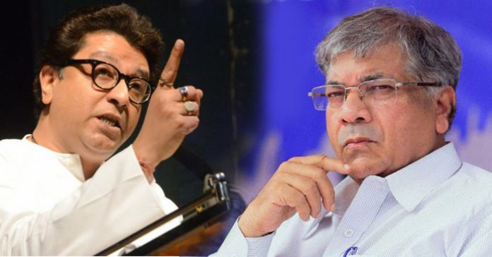 Raj Thackeray's protest against EVM is Escapism - Prakash Ambedkar | राज ठाकरे यांचे ईव्हीएम विरोधातील आंदोलन म्हणजे पळकुटेपणा - प्रकाश आंबेडकर