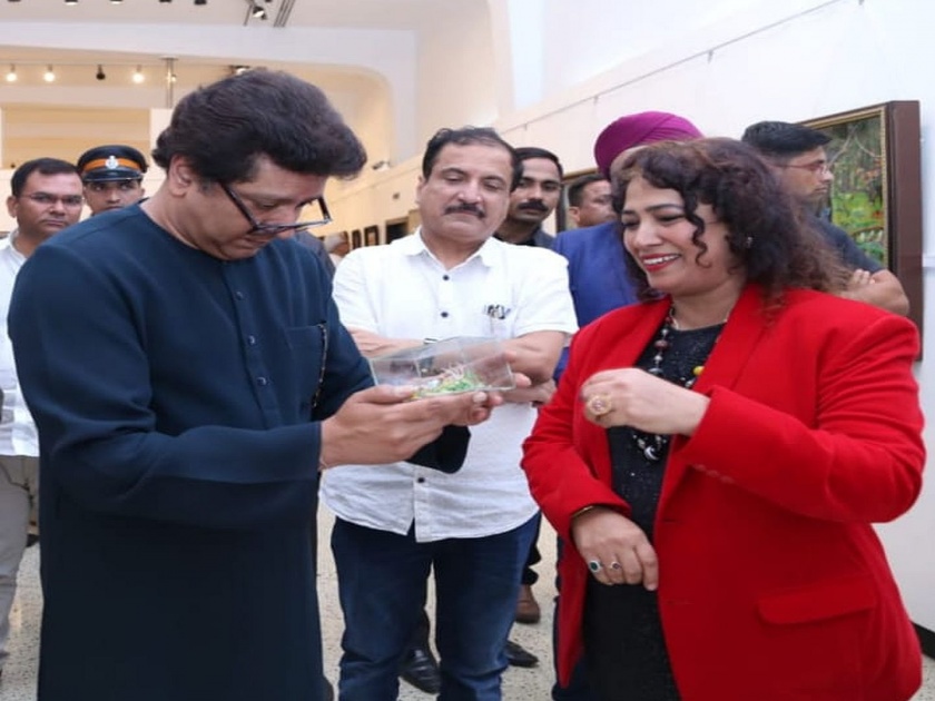 Raj Thackeray visit Mahalaxmi Wankhedkar's tiny paper art exhibition | महालक्ष्मी वानखेडकर यांच्या टायनी पेपर आर्टचे राज ठाकरेंनी केले कौतुक