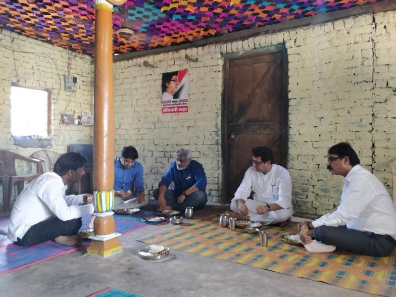Raj Thackeray eat food at party worker home in palghar | राज ठाकरे मनसैनिकाच्या घरी जमिनीवर बसून जेवतात तेव्हा...