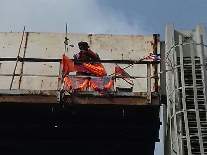 To bring Raj Thackeray and Uddhav thackeray together party worker climb on bridge | राज-उद्धव यांना एकत्र आणण्यासाठी कार्यकर्ता जीवावर उदार; दादरच्या उड्डाणपुलावर चढून आंदोलन