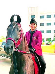 11 year old boy from Akola to Sarangkheda | अकोला ते सारंगखेडा ११ वर्षीय मुलाचा घोड्याने प्रवास