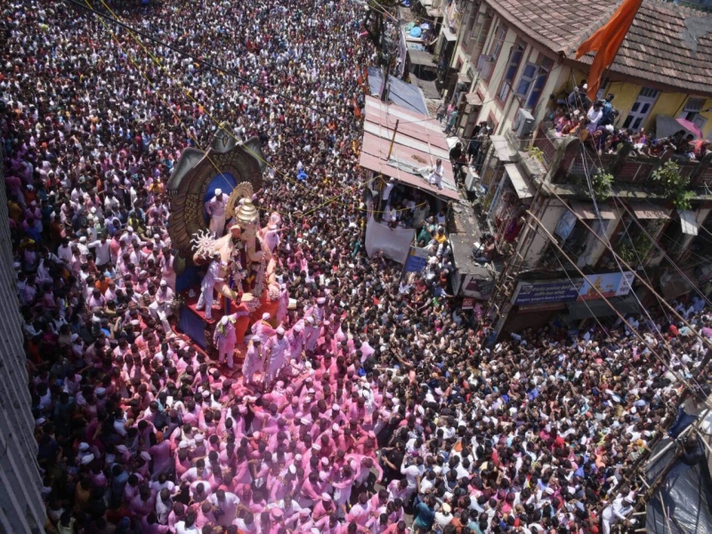 LIVE - The start of the celebration of Ganeshagalli Ganapati's immersion procession began | गणेश गल्लीच्या राजाचं थाटात विसर्जन; तर मुंबापुरी दुमदुमली बाप्पाच्या जयघोषात