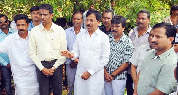 Sindhudurg: Construction, forest department officer Mujor, Rajan Teli accused: Deepak Kejarkar should resign | सिंधुदुर्ग : बांधकाम, वनविभाग अधिकारी मुजोर, राजन तेलींचा आरोप : दीपक केसरकर यांनी राजीनामा द्यावा