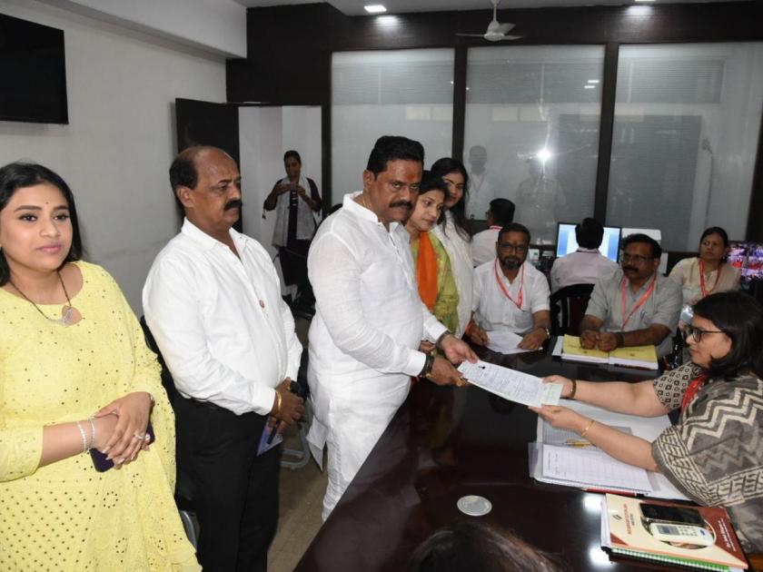 Maharashtra Lok Sabha Election 2024: : Candidate of Shiv Sena UBT Rajan Vikhare filed nomination form | THane: ठाकरे गटाचे उमेदवार राजन विचारे यांनी भरला उमेदवारी अर्ज