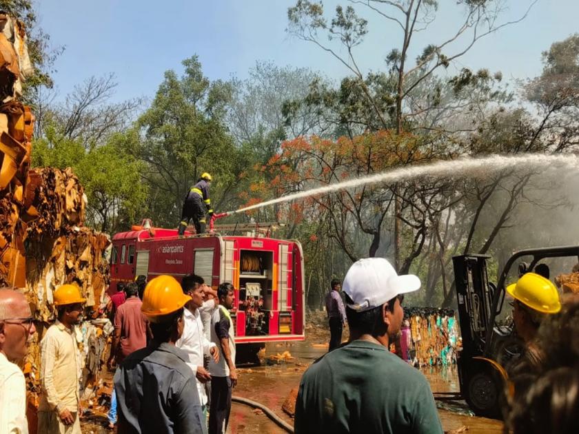 Pandey - Paper mill fire in Rajapur, fire under control within three hours | Pune: पांडे - राजापूर येथील पेपर मिलमध्ये पुठ्ठ्याला आग, तीन तासांत आग आटोक्यात