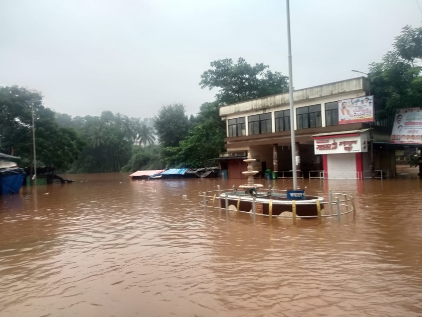 The city of Rajapur was flooded again | राजापूर शहरात पुन्हा पुराचे पाणी शिरले
