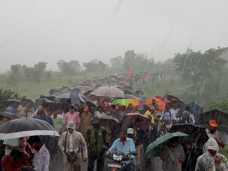 Shiv Sena's sangharsha yatra in Rajpura | मुसळधार पावसात शिवसेनेची राजापुरात संघर्ष यात्रा
