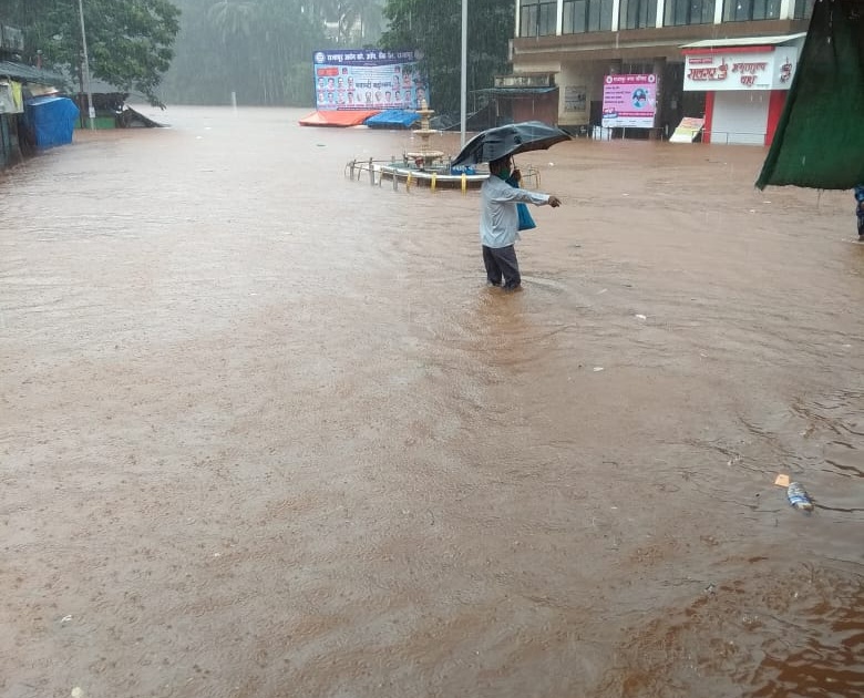 Rajapur is surrounded by rain water and flood water in Chanderai area | राजापूरला पावसाच्या पाण्याचा वेढा, चांदेराई भागातही पुराचे पाणी