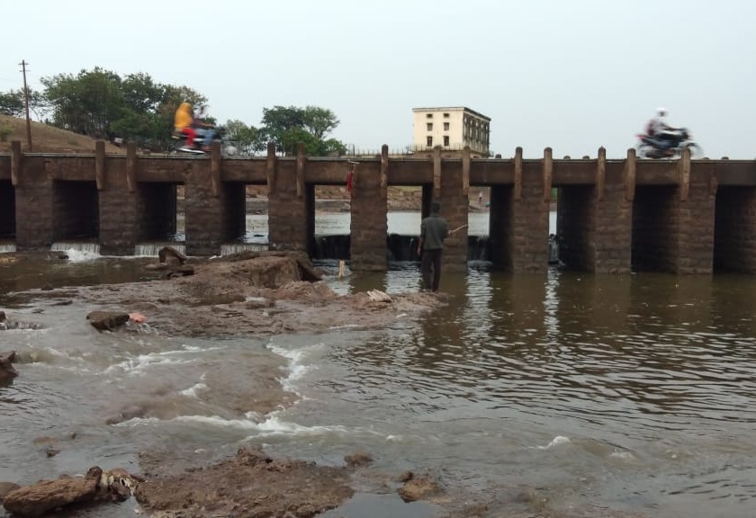 'Rajaram' removed the plates of the dam | 'राजाराम' बंधाऱ्याच्या प्लेटा काढल्या