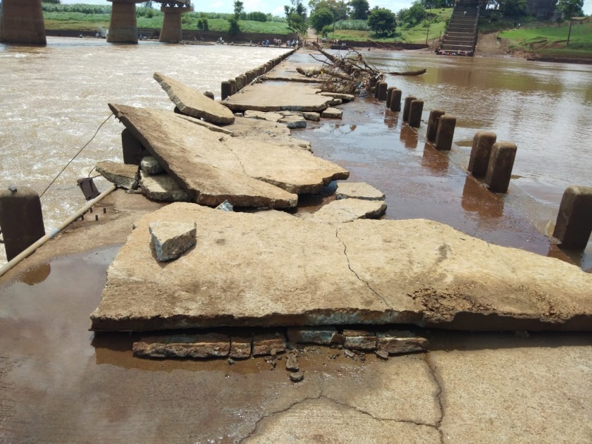 The slab of Rajaram dam was washed away for the third time due to flood waters | पुराच्या पाण्यामुळे राजाराम बंधाऱ्याचा स्लॅब गेला तिसऱ्यांदा वाहून